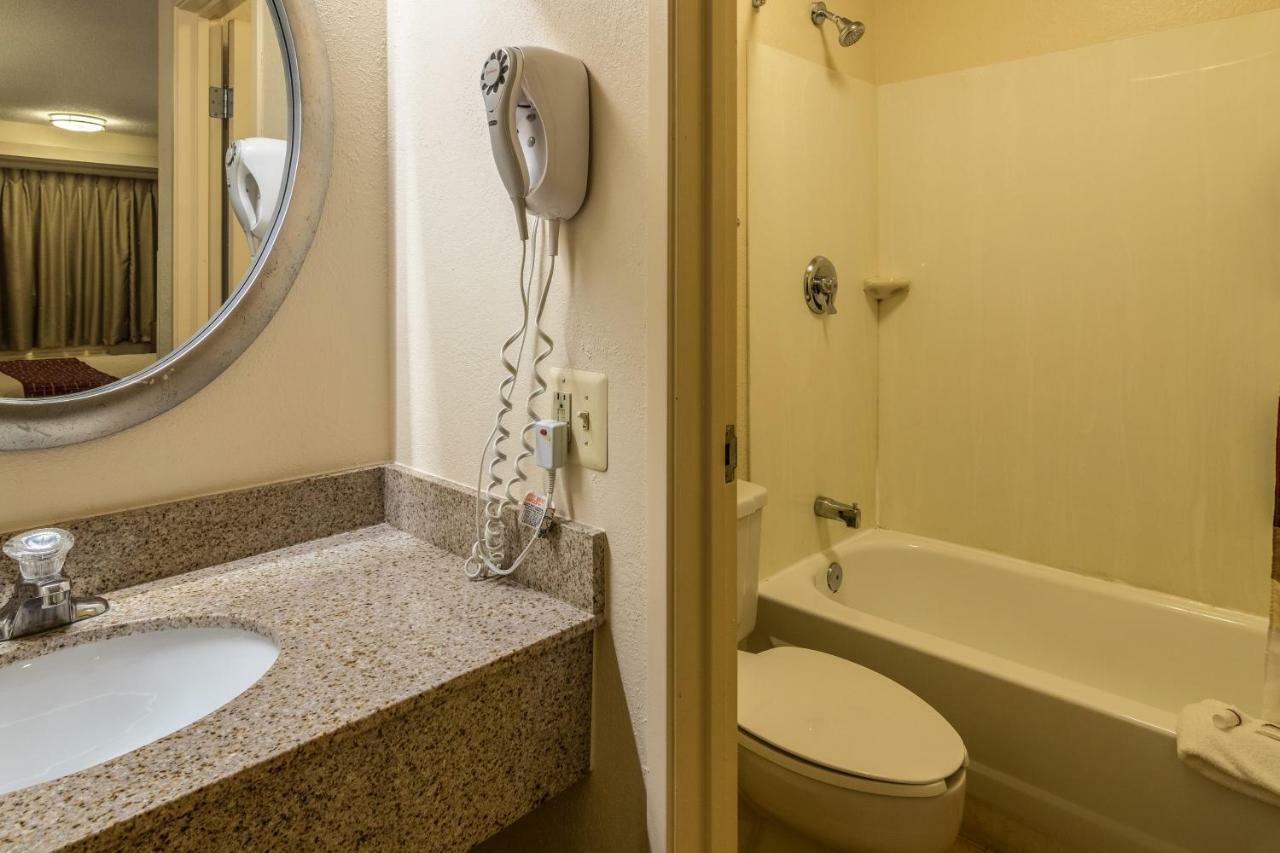 Red Roof Inn Detroit Metro Airport - Белльвилль Экстерьер фото